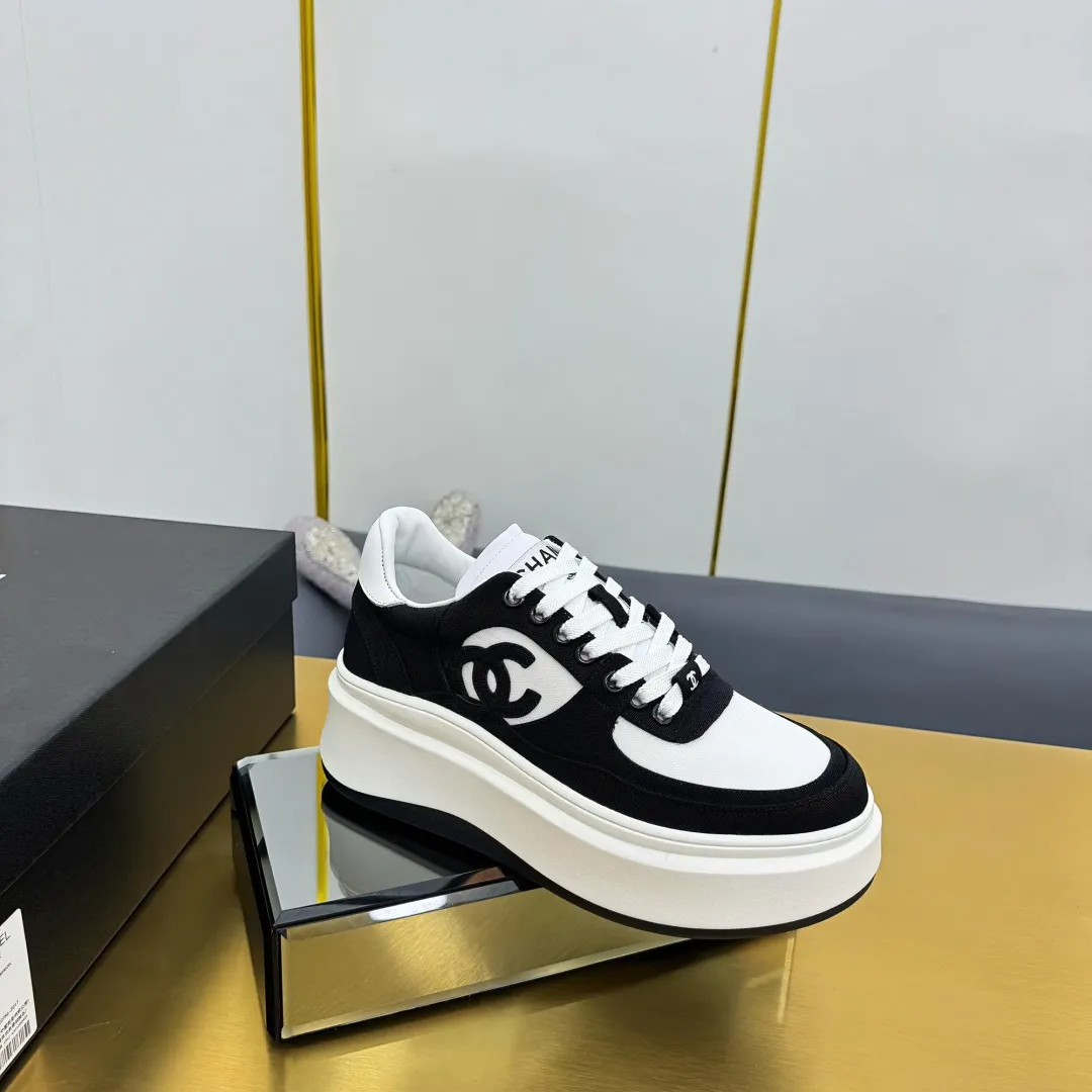 👟👟Ex-factory price 600👟👟 Upgraded version, upgraded version, upgraded version! No rebuttal accepted! ! ! ! Chanel Chanel panda shoes! 2025 counter's top casual sports shoes. This classic design; the upper is electro-embroidered with a variety of techniques; the outsole is fashionable and sporty; the unusual inclusion of a variety of color matching elements... The diversified mix and match is very good-looking and versatile, and can be used for leisure, fashion, sports, and outdoor... ꫛꫀꪝ Go➫ Materials: ❶Upper made of: original imported first-layer silk cowhide + original waterproof cloth + original first-layer cowhide ❷Inner lining: Original Yangli+Net ❸Outsole based on: Original TPU combination outsole Counter boutique packaging complete set for women 35–41 👉 👉